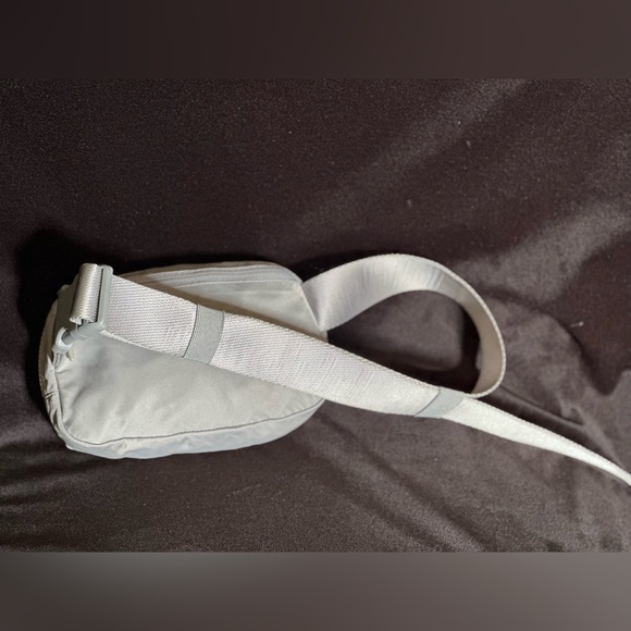 lululemon Everywhere Belt Bag Crossbody Extended Strap color Silver/Gray - Picture 9 of 16